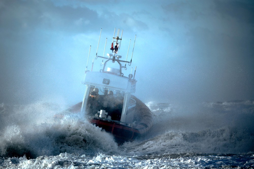 Boating stormy weather safety tips