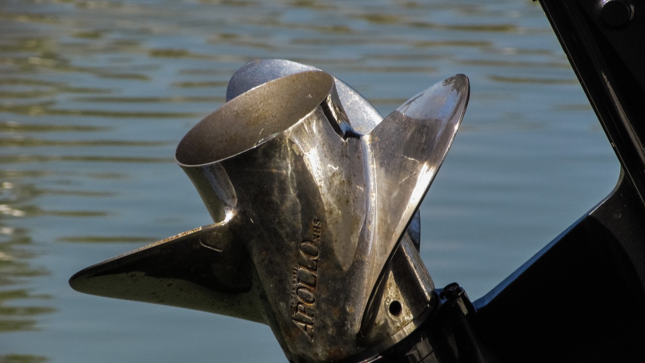 Cupped outboard boat propeller