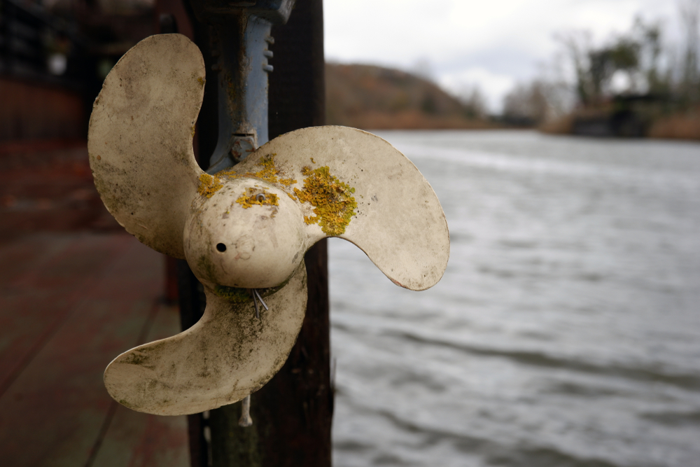 Outboard motor tilting rusted propeller